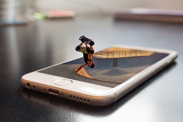 Smartphone, skateboardista, umelecké.jpg