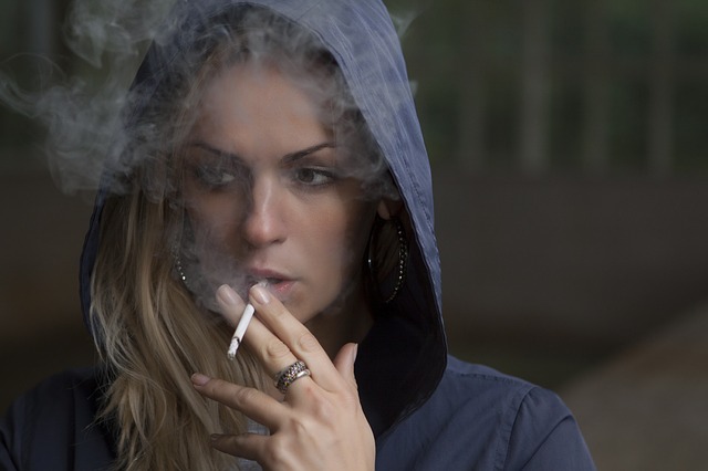 Mladá žena s cigaretkou.jpg