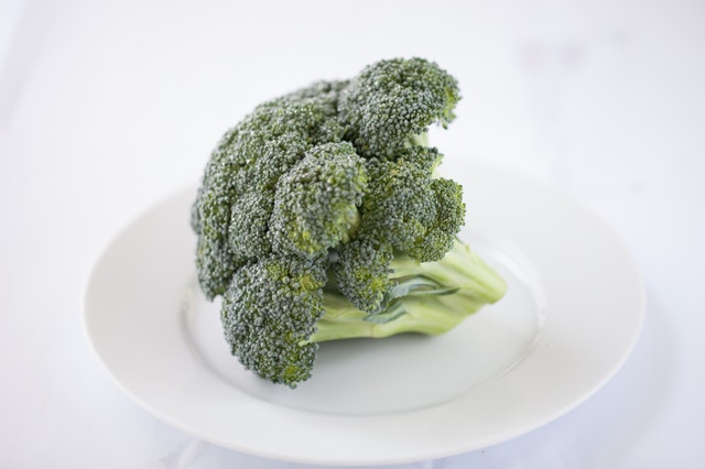 Surová brokolica na bielom tanieri.jpg